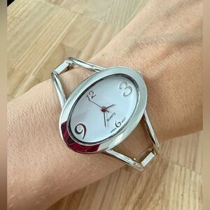 Vivani ladies oval silver tone bracelet watch NEW BATTERY